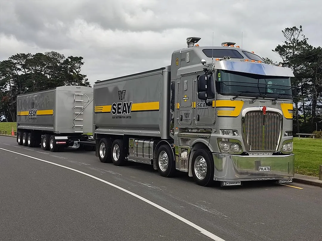 Seay Distribution Kenworth PHJ476 with truck and trailer on the road